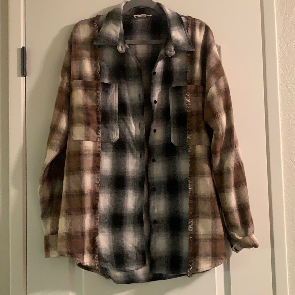 Mazilk women’s shacket, size large, black, white, brown and tan plaid